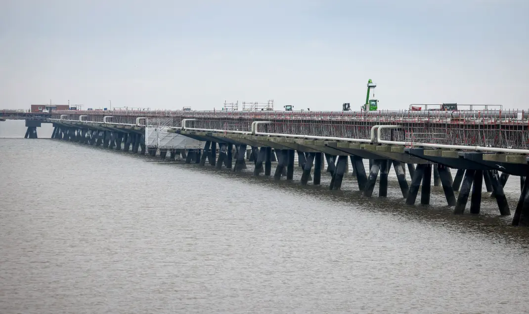 Un gazoduc est posé sur une jetée sur le site de construction de terminal de gaz naturel liquéfié (GNL). (Image d'illustration)