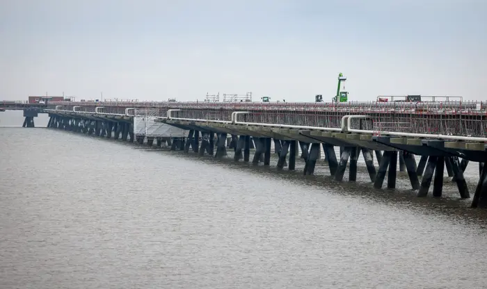 Un gazoduc est posé sur une jetée sur le site de construction de terminal de gaz naturel liquéfié (GNL). (Image d'illustration)