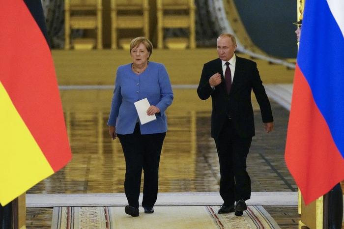 Vladimir Poutine Angela Merkel AFP