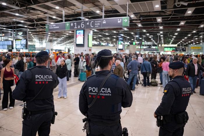 Des membres des Mossos d'Esquadra dans la gare de Sants, touchée par une panne d'électricité géante, à Barcelone, le 29 avril 2025