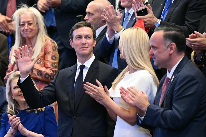 L'homme d'affaires américain Jared Kushner (à gauche) et Ivanka Trump saluent les applaudissements à la Knesset, le Parlement israélien, à Jérusalem, le 13 octobre 2025.  (Photo de SAUL LOEB / POOL / AFP)