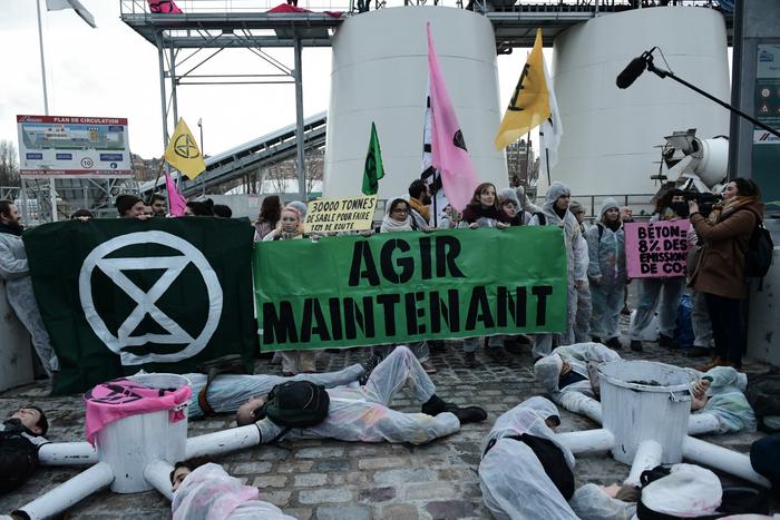 Des militants du groupe Extinction Rebellion se sont rassemblés sur le site de l'usine de béton Lafarge Granulat, à Paris, le 17 février 2020, pour protester face à l'impact du secteur du bâtiment et des travaux publics sur le plan écologique et environnemental.