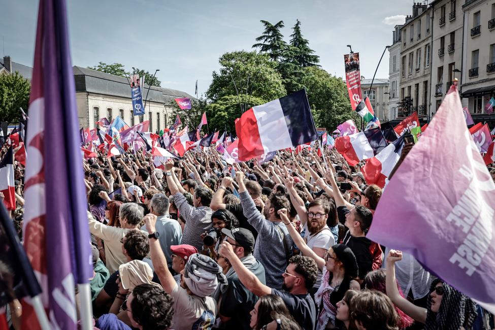 Des sympathisants agitent des drapeaux du parti et des drapeaux français lors d’un rassemblement marquant le lancement de la campagne présidentielle de Jean-Luc Mélenchon, candidat de La France insoumise, devant la basilique de Basilique Saint-Denis, place Jean-Jaurès à Saint-Denis, dans la banlieue nord de Paris, le 7 juin 2026. La France se prépare à l’élection présidentielle prévue en avril 2027. (Image d'illustration)