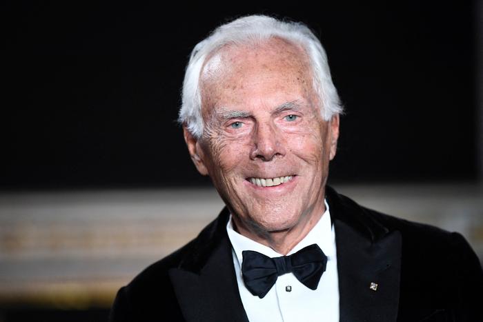 Le styliste italien Giorgio Armani salue le public à l’issue de son défilé Haute Couture printemps-été 2019 à Paris, le 22 janvier 2019. Le grand couturier italien Giorgio Armani est mort à l’âge de 91 ans, « entouré de ses proches », a annoncé sa maison le 4 septembre 2025.