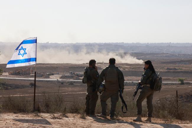 Des soldats israéliens se tiennent sur une colline surplombant la bande de Gaza, à côté de la barrière frontalière avec le territoire palestinien assiégé, le 30 juillet 2025.