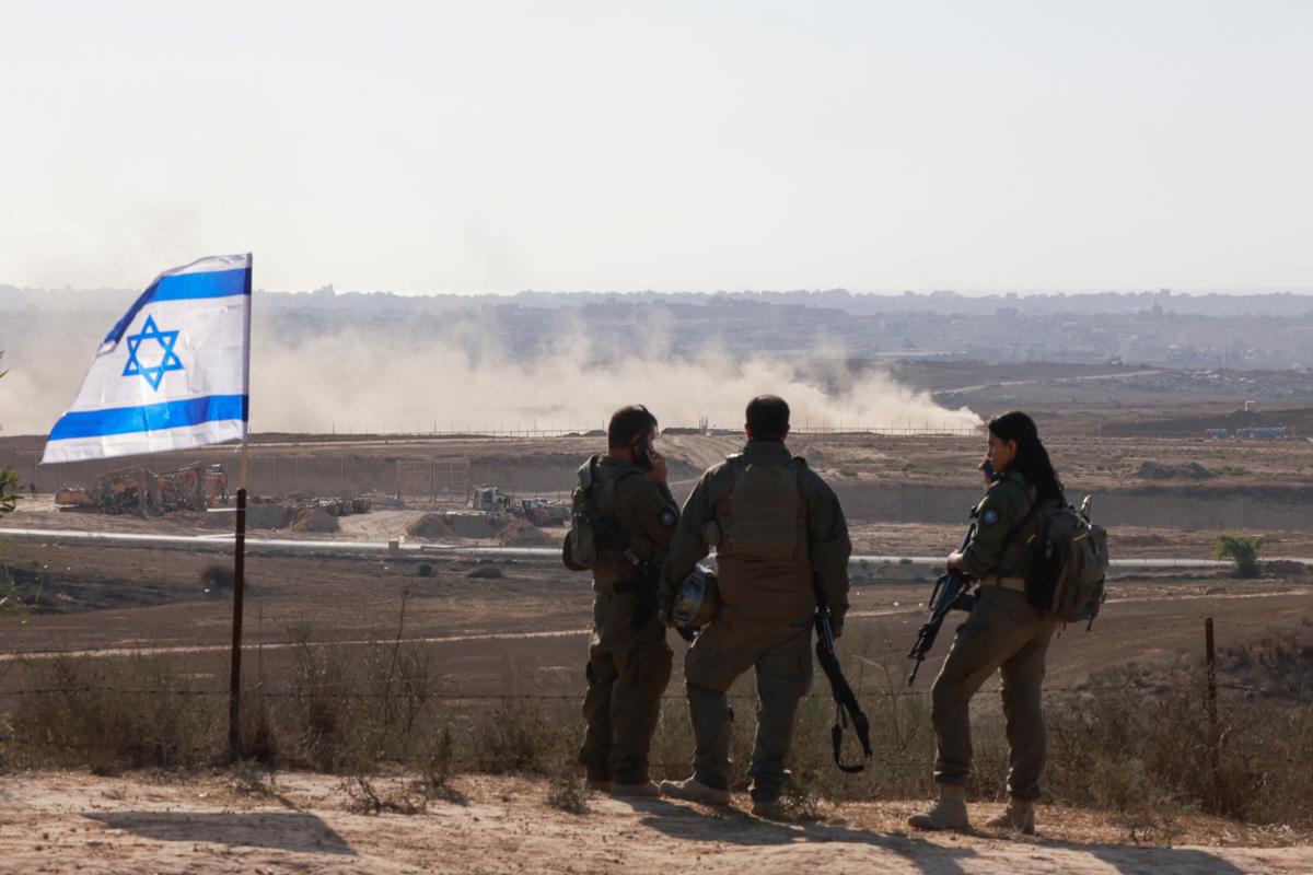 Des soldats israéliens se tiennent sur une colline surplombant la bande de Gaza, à côté de la barrière frontalière avec le territoire palestinien assiégé, le 30 juillet 2025.