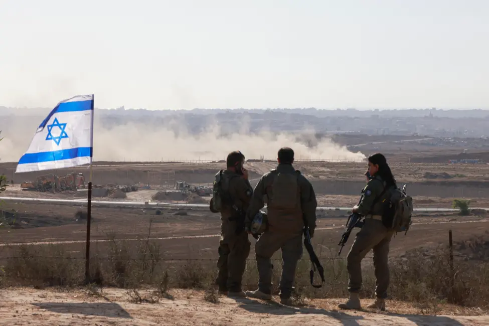 Des soldats israéliens se tiennent sur une colline surplombant la bande de Gaza, à côté de la barrière frontalière avec le territoire palestinien assiégé, le 30 juillet 2025.