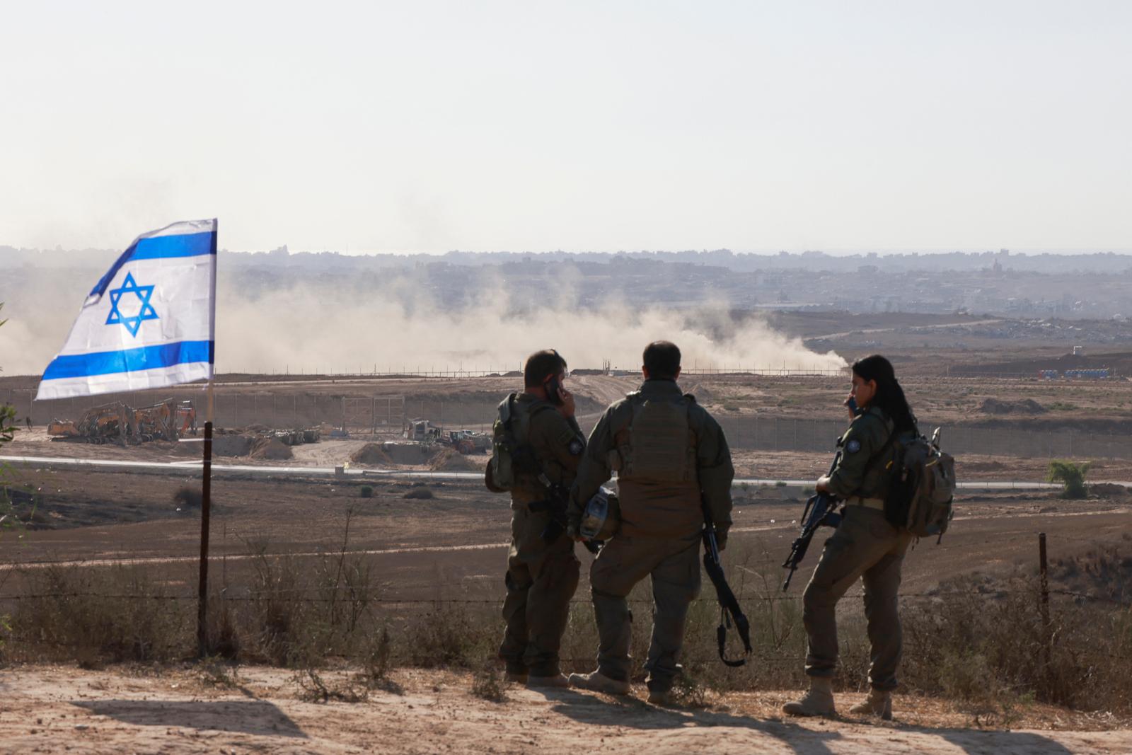 Des soldats israéliens se tiennent sur une colline surplombant la bande de Gaza, à côté de la barrière frontalière avec le territoire palestinien assiégé, le 30 juillet 2025.