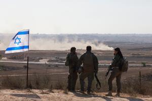 Des soldats israéliens se tiennent sur une colline surplombant la bande de Gaza, à côté de la barrière frontalière avec le territoire palestinien assiégé, le 30 juillet 2025.