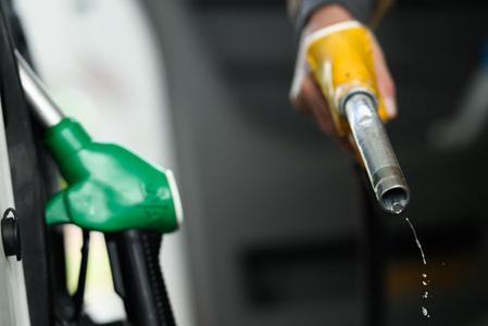 Le gouvernement a dévoilé mardi 22 septembre son nouveau train de mesures face à la flambée des prix à la pompe, un gazole à 2,41 euros le litre, plus haut historique.