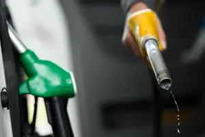Le gouvernement a dévoilé mardi 22 septembre son nouveau train de mesures face à la flambée des prix à la pompe, un gazole à 2,41 euros le litre, plus haut historique.