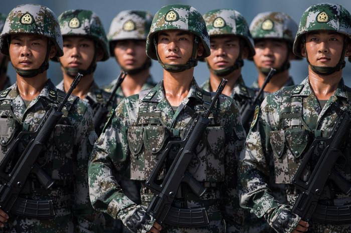 Des soldats de l'Armée populaire de libération se préparent à l'arrivée du président chinois Xi Jinping dans une caserne de Hong Kong, le 30 juin 2017.