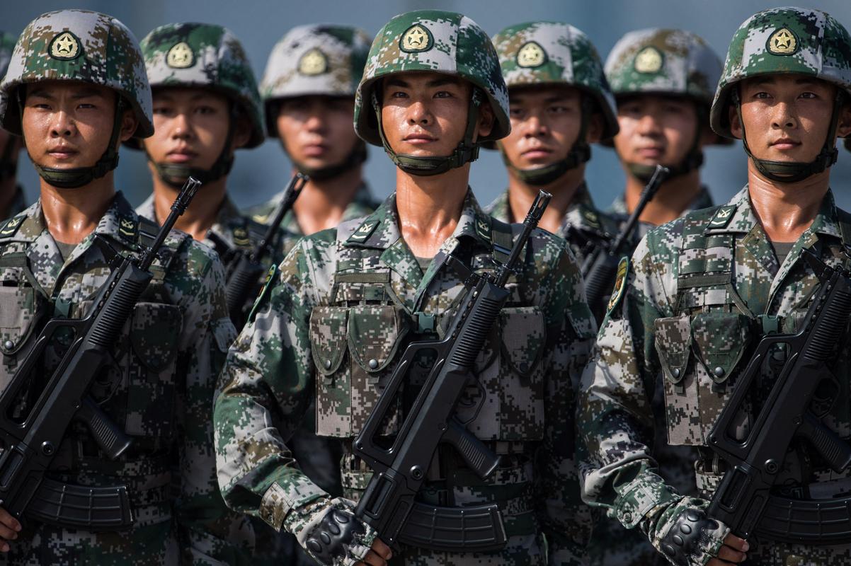 Des soldats de l'Armée populaire de libération se préparent à l'arrivée du président chinois Xi Jinping dans une caserne de Hong Kong, le 30 juin 2017.
