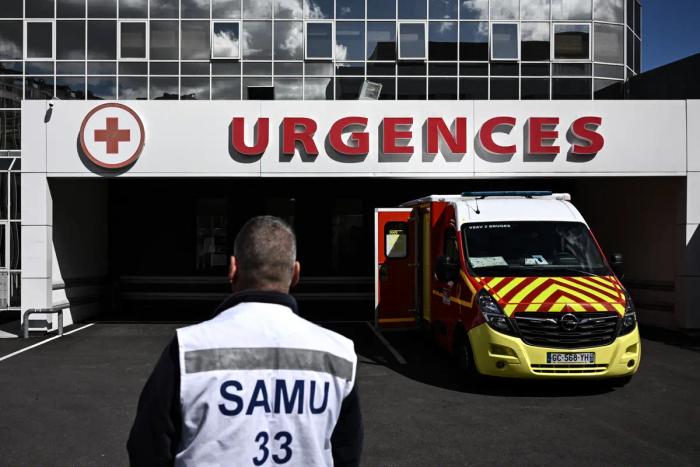 Un membre du SAMU devant l'entrée du service d'urgence de la Polyclinique Bordeaux, le 17 avril 2024.
