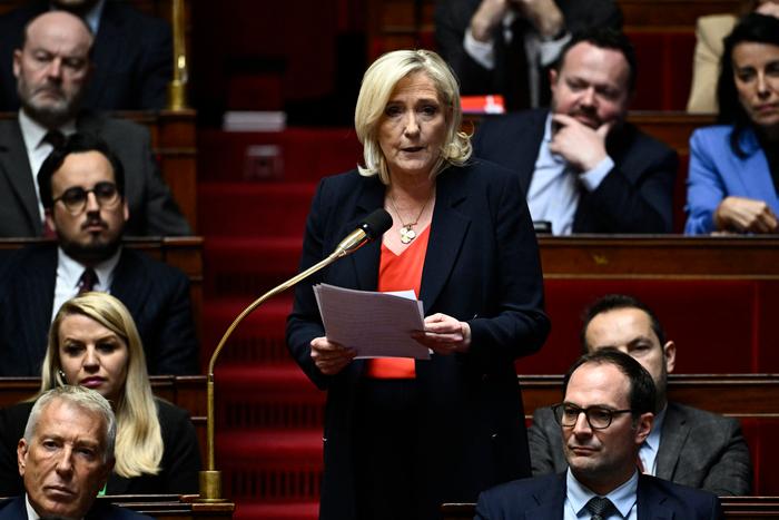 Marine Le Pen prononce un discours lors d'une séance de questions au gouvernement à l'Assemblée nationale, à Paris, le 18 février 2025.