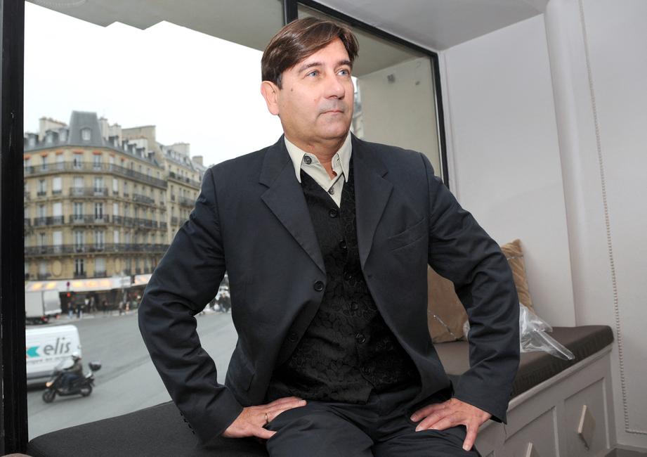 L'écrivain suisse Alain Claude Sulzer pose après avoir reçu le prix Médicis étranger pour son livre « Un garçon parfait », publié aux éditions Jacqueline Chambon, le 5 novembre 2008 à l'hôtel Lutetia à Paris.