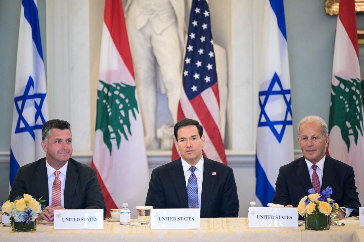 Le secrétaire d'État américain Marco Rubio (C), aux côtés du conseiller du département d'État américain Michael Needham (L) et de l'ambassadeur américain au Liban Michel Issa (R), lors d'une réunion avec l'ambassadrice du Liban aux États-Unis Nada Hamadeh Moawad au département d'État à Washington, DC, le 14 avril 2026.