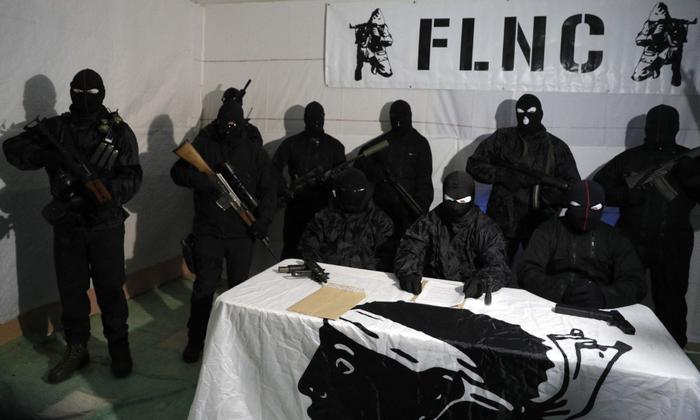 Des membres du Front de libération nationale corse tiennent une conférence de presse dans un lieu non divulgué, en janvier 2024.