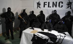Des membres du Front de libération nationale corse tiennent une conférence de presse dans un lieu non divulgué, en janvier 2024.