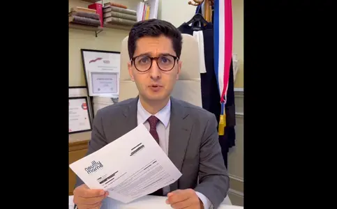 Le maire de Neuilly-sur-Marne, Zartoshte Bakhtiari, facture en main sur son compte Facebook