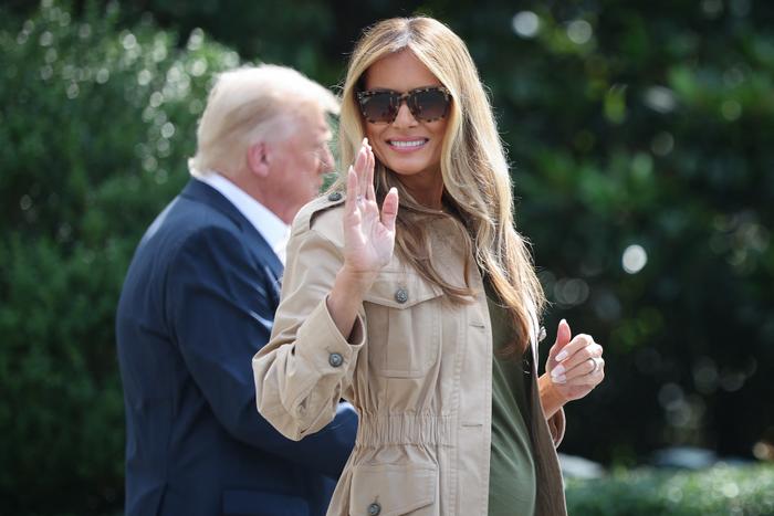 La Première dame Melania Trump quitte la Maison Blanche avec le président américain Donald Trump le 11 juillet 2025 à Washington.