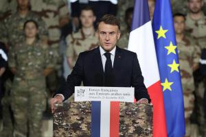 Le président Emmanuel Macron s'adresse aux troupes françaises lors d'une cérémonie à la base du 5e régiment de cuirassiers, dans la Cité militaire Zayed, près d'Abu Dhabi, le 21 décembre 2025.