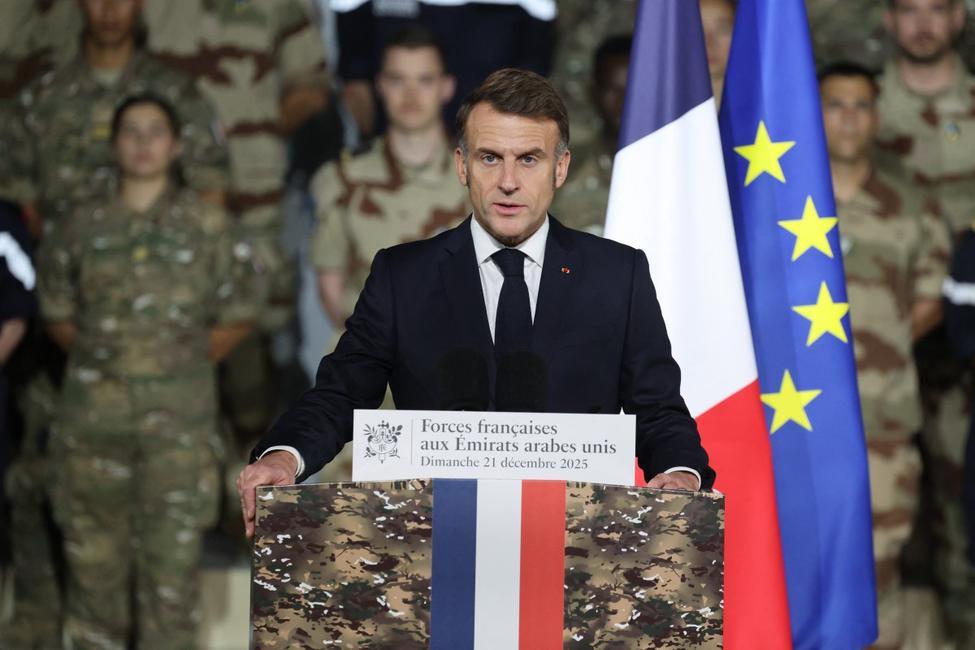 Le président Emmanuel Macron s'adresse aux troupes françaises lors d'une cérémonie à la base du 5e régiment de cuirassiers, dans la Cité militaire Zayed, près d'Abu Dhabi, le 21 décembre 2025.
