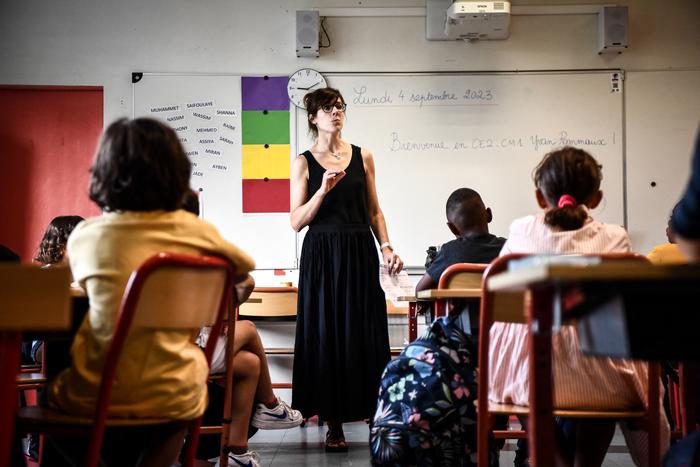 Une enseignante lors d'un cours dans une école à Lormont, dans la banlieue de Bordeaux, le 4 septembre 2023.
