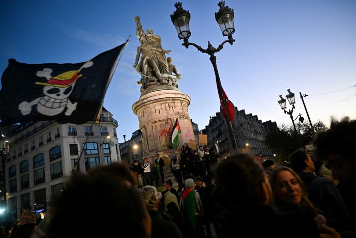 Un manifestant brandit un drapeau de One Piece, le manga japonais, devant le monument au Maréchal Moncey, place de Clichy, lors d'une manifestation à Paris le 17 octobre 2026.