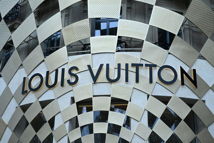 Le logo de la société de luxe française Louis Vuitton est visible dans une boutique des Champs-Élysées à Paris, le 11 mars 2024.