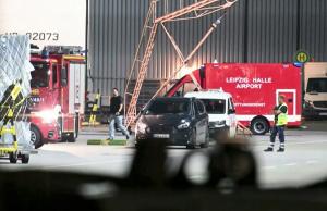 Les services d'urgence, la police et les pompiers déployés à l'aéroport de Leipzig-Halle à Schkeuditz, dans l'est de l'Allemagne, après la détection d'un drone à proximité. La police allemande a déployé un robot de déminage à l'aéroport après la découverte d'un drone près d'un avion cargo battant pavillon ukrainien dans la nuit, ce qui a également entraîné le détournement de nombreux vols.
