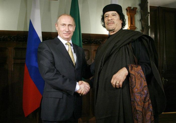 Vladimir Poutine Mouammar Kadhafi AFP