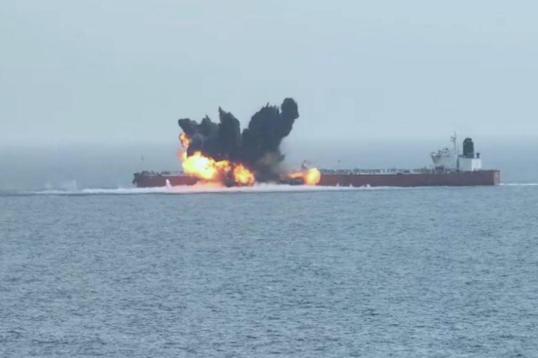 Une photo obtenue par l'AFP auprès du Centre de presse Ansarullah des Houthis du Yémen montre ce qu'ils disent être le ciblage du Chios Lion, un pétrolier battant pavillon libérien, par des navires de surface sans équipage en mer Rouge, le 15 juillet 2024.