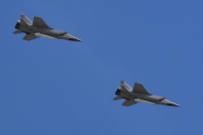 Les avions russes MiG-31 transportant des missiles hypersoniques Kinzhal (Dagger) survolent la Place Rouge lors du défilé militaire du Jour de la Victoire à Moscou, le 9 mai 2018 (illustration)