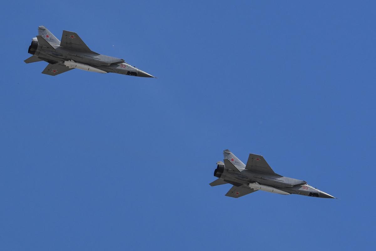 Les avions russes MiG-31 transportant des missiles hypersoniques Kinzhal (Dagger) survolent la Place Rouge lors du défilé militaire du Jour de la Victoire à Moscou, le 9 mai 2018 (illustration)