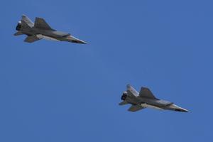 Les avions russes MiG-31 transportant des missiles hypersoniques Kinzhal (Dagger) survolent la Place Rouge lors du défilé militaire du Jour de la Victoire à Moscou, le 9 mai 2018 (illustration)