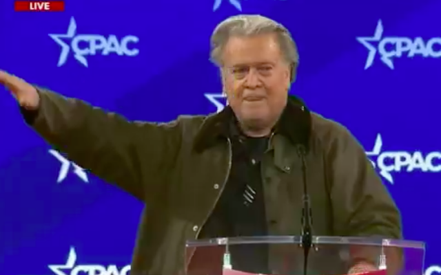 Steve Bannon effectuant un salut nazi à la tribune de la CPAC