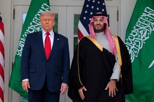 Le président Donald Trump se tient aux côtés du prince héritier et Premier ministre d'Arabie saoudite, Mohammed ben Salmane, à son arrivée à la Maison Blanche le 18 novembre 2025 à Washington, DC.
