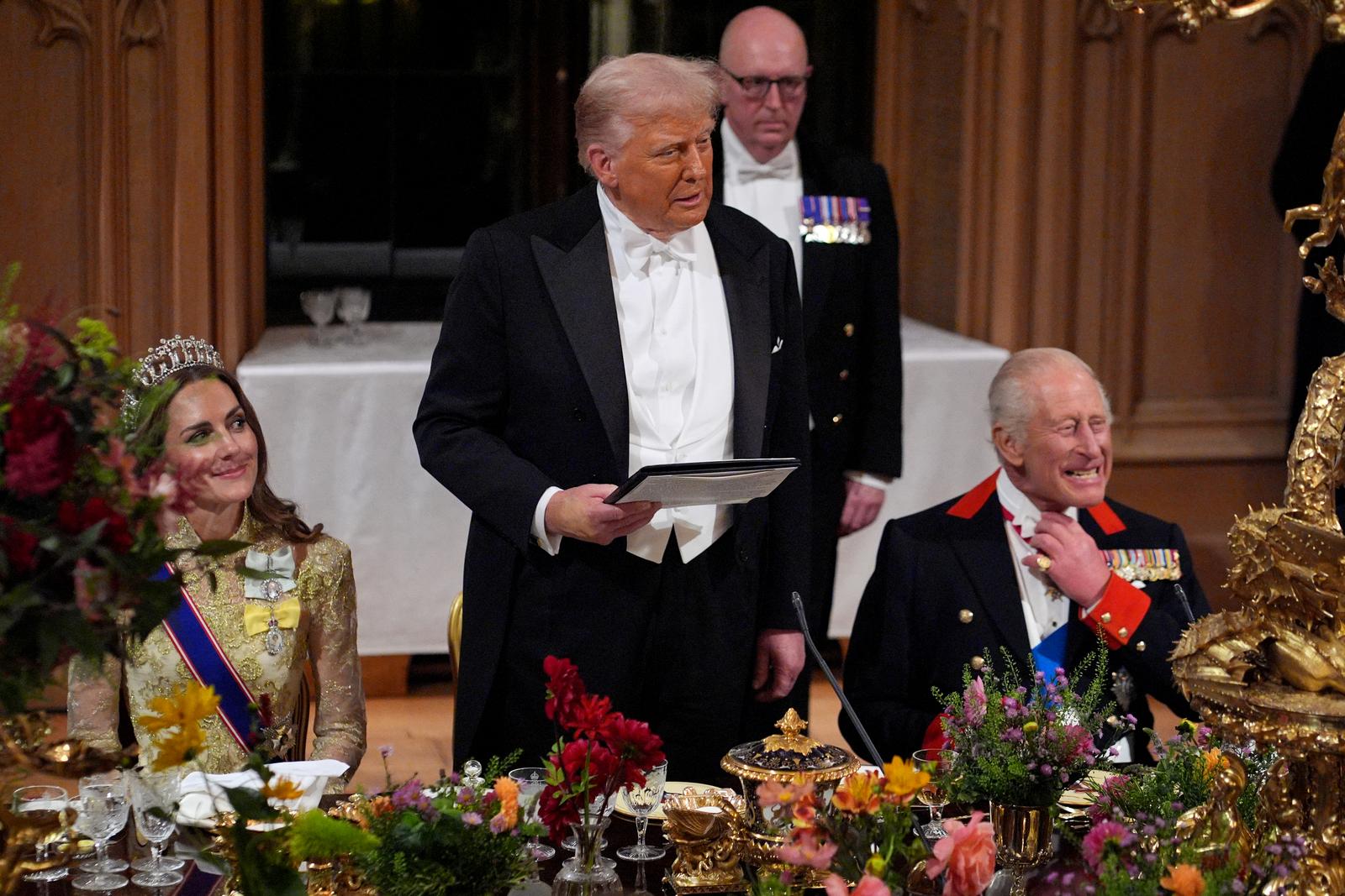 Le président américain Donald Trump (au centre) prononce un discours sous le regard du roi Charles III d'Angleterre lors d'un banquet d'État au château de Windsor, le 17 septembre 2025, lors de sa deuxième visite d'État. (Photo de Yui Mok / POOL / AFP)