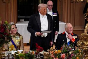 Le président américain Donald Trump (au centre) prononce un discours sous le regard du roi Charles III d'Angleterre lors d'un banquet d'État au château de Windsor, le 17 septembre 2025, lors de sa deuxième visite d'État. (Photo de Yui Mok / POOL / AFP)