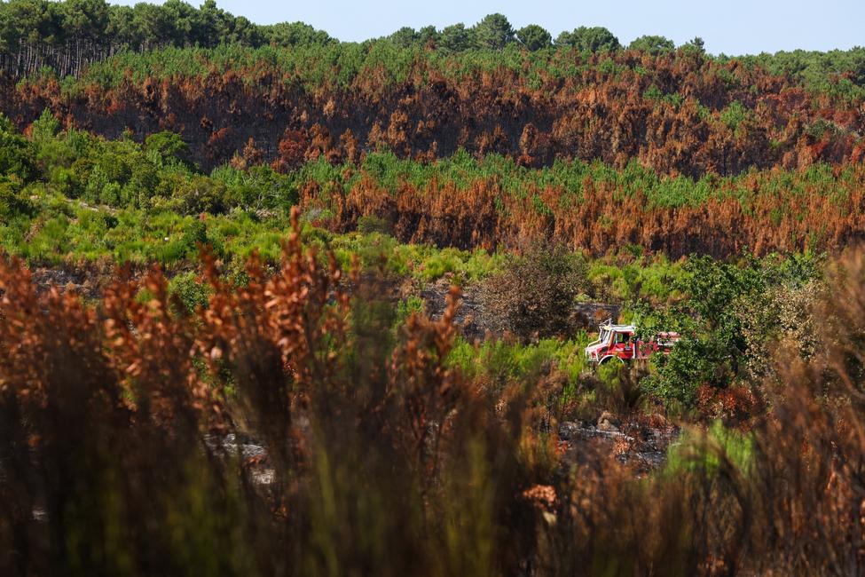 Des pompiers circulent à bord d'un camion-citerne de lutte contre les feux de forêt (CCF) dans la forêt du Grand Crohot, à Lège-Cap-Ferret, dans le sud-ouest de la France, le 1er août 2026. Le mégafeu de Gironde est désormais « sous contrôle » et « ne progresse plus », ont annoncé les autorités le 1er août 2026, après dix jours de lutte contre les flammes. Un autre incendie reste toutefois actif, bien que contenu, dans le Var, où le risque de feu sera très élevé samedi entre 16 heures et 22 heures. (Image d'illustration)