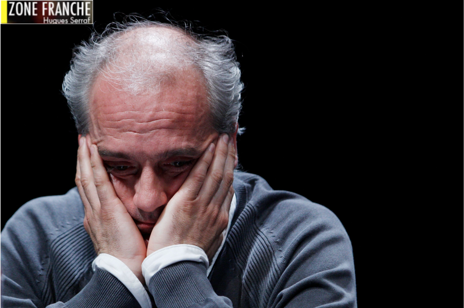 Philippe Poutou, néo-libraire, ouvrant son premier courrier de l'URSSAF