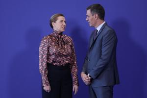 Mette Frederiksen et Pedro Sanchez : "Dis-moi Pedro, il y a comme un courant d'air. Tu n'aurais pas laissé la porte ouverte ?"