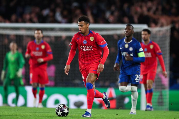Le milieu de terrain français du Paris Saint-Germain, Désiré Doué (n° 14), court avec le ballon lors du match retour des huitièmes de finale de la Ligue des champions de l'UEFA entre Chelsea FC et le Paris Saint-Germain (PSG) à Stamford Bridge, dans l'ouest de Londres, le 17 mars 2026.