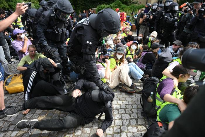 Le 4 juillet 2026, des policiers interpellent des manifestants assis dans une rue près de la place Gothaer à Erfurt et qui bloquent l'accès au parc des expositions Messe Erfurt, où se tient le congrès du parti d'extrême droite Alternative pour l'Allemagne (AfD).