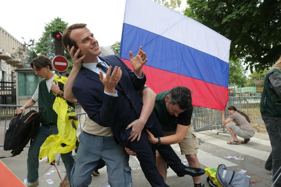 Des militants de Greenpeace installent la statue de cire d'Emmanuel Macron qu'ils ont volé au musée Grévin devant l'ambassade de Russie.