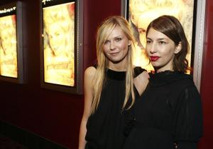 L’actrice Kirsten Dunst et la scénariste/réalisatrice Sofia Coppola arrivent à une projection spéciale du film « Marie Antoinette », organisée par Chanel au cinéma Arclight le 26 septembre 2006 à Los Angeles, en Californie.