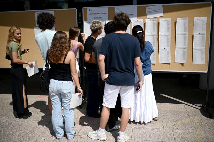 Des lycéens consultent les résultats de l’examen du baccalauréat (diplôme de fin d’études secondaires en France) au lycée Vaclav-Havel, à Bègles, près de Bordeaux, le 4 juin 2025. (Image d'illustration)
