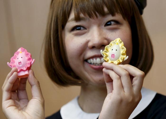 L'artiste japonaise Megumi Igarashi après une comparution devant le tribunal de Tokyo le 15 Avril 2015.