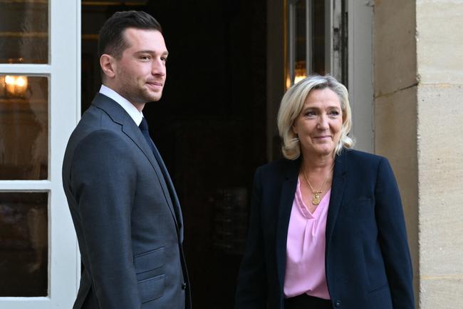 Le président du parti d'extrême droite français Rassemblement national (RN) et député européen Jordan Bardella et la présidente du groupe parlementaire RN Marine Le Pen arrivent pour une réunion avec le Premier ministre français dans le cadre des consultations sur la représentation proportionnelle à l'hôtel Matignon à Paris, le 30 avril 2025.